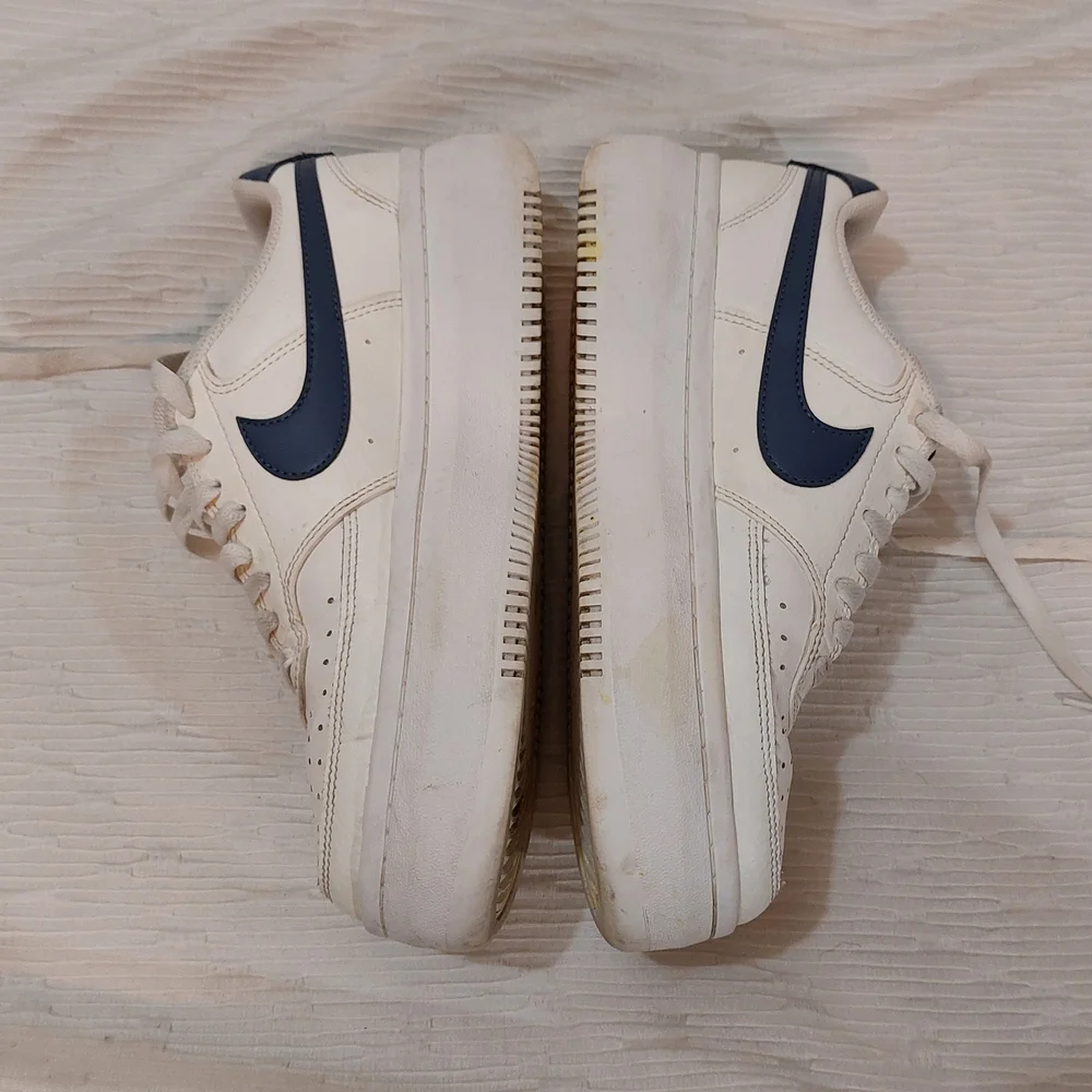 Nike Women's Sneakers in Cream and Navy - Picture 7 of 16
